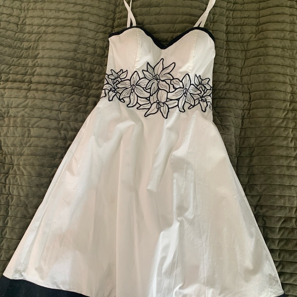 White with black detail A line removable strap dress